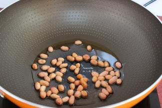 热锅，冷油，放入花生米，小火炒熟，趁热晒一点盐；PS：想花生米去皮就热锅热油