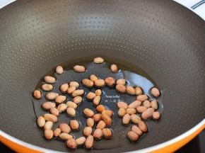 热锅，冷油，放入花生米，小火炒熟，趁热晒一点盐；PS：想花生米去皮就热锅热油