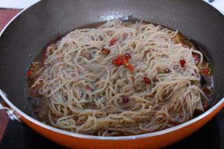 锅中加入骨头浓汤，煮沸，放入红薯粉；