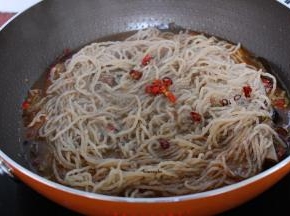 锅中加入骨头浓汤，煮沸，放入红薯粉；