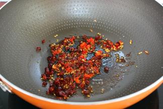 炒过花生的油，放入黄豆酱、干辣椒爆香，再加入香醋、生抽煮沸；