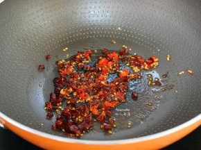 炒过花生的油，放入黄豆酱、干辣椒爆香，再加入香醋、生抽煮沸；