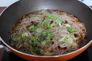 放盐、大葱拌均，起锅，放入花生米即可。