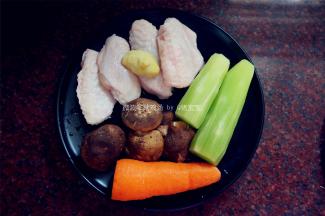 鸡翅洗净，放入清水中浸泡10分钟。