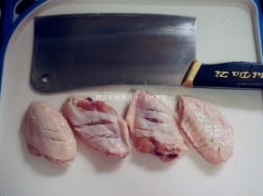 把鸡翅捞出，擦干水分，在正反面各划3刀。