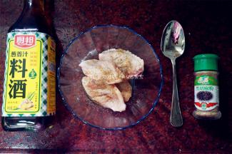 将调料（盐3克、料酒5克、姜2小块、胡椒粉0.5克、鸡精1勺、油1小勺）与鸡翅拌均匀，腌制20分钟。