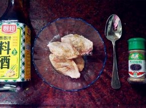 将调料（盐3克、料酒5克、姜2小块、胡椒粉0.5克、鸡精1勺、油1小勺）与鸡翅拌均匀，腌制20分钟。