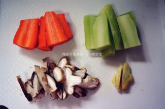 把配菜洗净，分别切块。