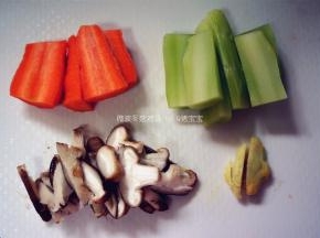 把配菜洗净，分别切块。