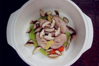 先将莴笋红萝卜码入容器内，然后放入鸡翅、冬菇片，姜块。