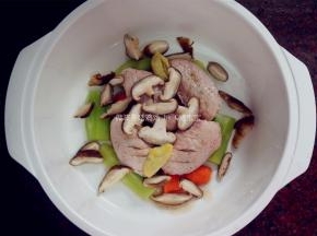 先将莴笋红萝卜码入容器内，然后放入鸡翅、冬菇片，姜块。