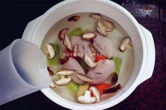 倒入约800毫升清水，尽量浸过食材。