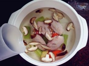 倒入约800毫升清水，尽量浸过食材。