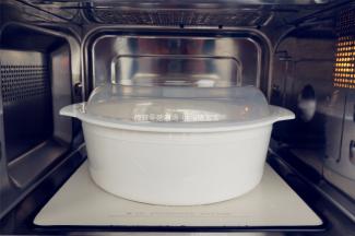 盖上容器盖，放入微波炉内选择【变频微波高火】加热40分钟。