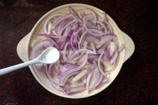 洋葱半个，洗净后切丝，码在盘上，撒上少许盐花。