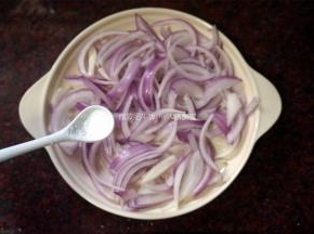 洋葱半个，洗净后切丝，码在盘上，撒上少许盐花。