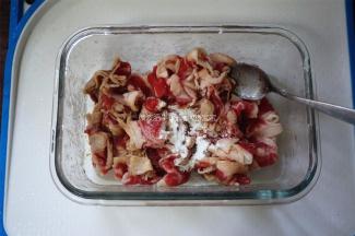 150克肥牛肉片洗净后放入碗内，加入生抽、盐、糖、淀粉，拌均匀，腌制10分钟。