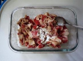 150克肥牛肉片洗净后放入碗内，加入生抽、盐、糖、淀粉，拌均匀，腌制10分钟。