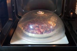 盖上微波炉盖，放入微波炉中，变频微波高火3分钟，取出。