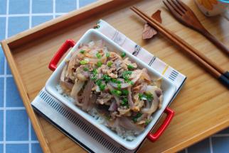 把蒸好的米饭装入碗中，盖上做好的洋葱肥牛，撒上葱花，完成。