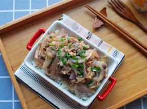 把蒸好的米饭装入碗中，盖上做好的洋葱肥牛，撒上葱花，完成。