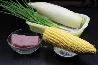 准备食材：白萝卜、玉米、猪瘦肉、香葱等；