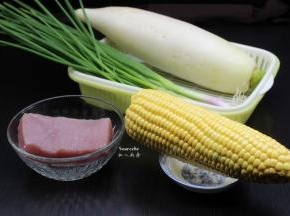 准备食材：白萝卜、玉米、猪瘦肉、香葱等；