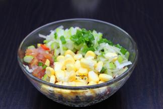 馅料洗切：猪瘦肉洗净剁碎、玉米掰成粒、香葱洗净切好；