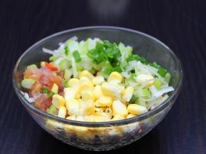 馅料洗切：猪瘦肉洗净剁碎、玉米掰成粒、香葱洗净切好；