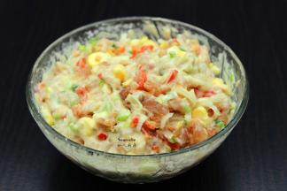 洗切好的馅料放入花生油、生抽、盐、水淀粉（生粉加水拌均）、生姜拌均；PS：生粉要与水先调均在加入