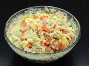 洗切好的馅料放入花生油、生抽、盐、水淀粉（生粉加水拌均）、生姜拌均；PS：生粉要与水先调均在加入