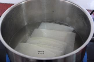 白萝卜去二头，洗净去皮，切薄片，放入清水过锅一下，过冷水沥干放凉；