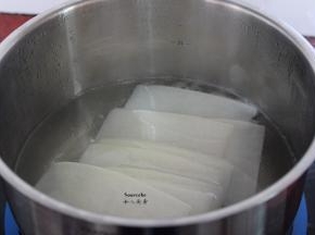 白萝卜去二头，洗净去皮，切薄片，放入清水过锅一下，过冷水沥干放凉；