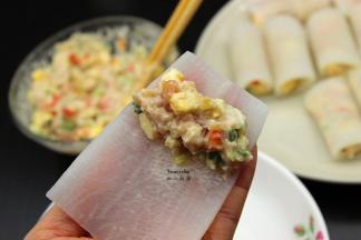 晶莹剔透的萝卜片放入调好的馅料，卷起来；