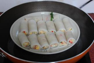 清水煮沸，隔水放入蒸锅中；