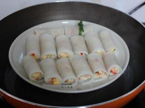 清水煮沸，隔水放入蒸锅中；