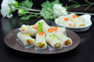 取出趁热，换一个热盘，晒上葱木、辣椒，淋一层热油即可。PS：蒸盘有水份，不嫌弃的可以不用换盘