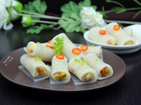 取出趁热，换一个热盘，晒上葱木、辣椒，淋一层热油即可。PS：蒸盘有水份，不嫌弃的可以不用换盘