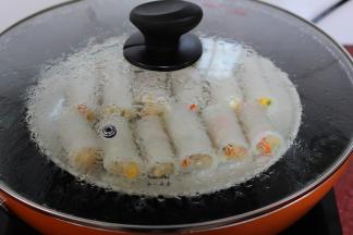 盖上盖子蒸7-8分钟即可；