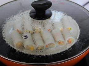 盖上盖子蒸7-8分钟即可；