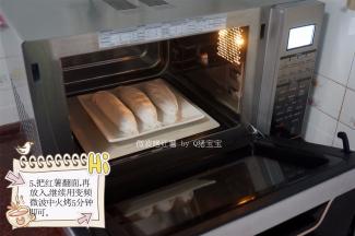 把红薯翻面，再放入，继续用变频微波中火烤5分钟即可。