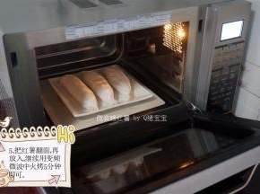 把红薯翻面，再放入，继续用变频微波中火烤5分钟即可。