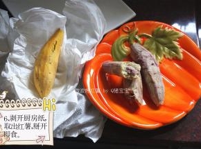 剥开厨房纸，取出红薯，掰开即食。