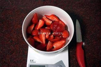 将个头大的草莓切细，个头细的保持原状。