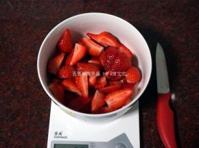 将个头大的草莓切细，个头细的保持原状。