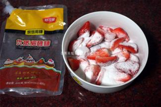 草莓放入碗里，均匀撒上细砂糖，封上保鲜膜，放冰箱冷藏腌制3小时以上。