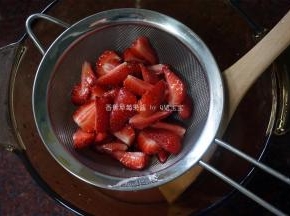 将腌制好的草莓肉汁分离。