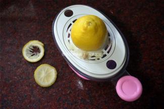 准备熬酱前，榨取新鲜柠檬汁。