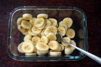 将香蕉切片，取150克，然后加入1大勺鲜榨的柠檬汁，拌匀。