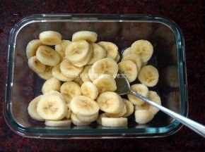 将香蕉切片，取150克，然后加入1大勺鲜榨的柠檬汁，拌匀。